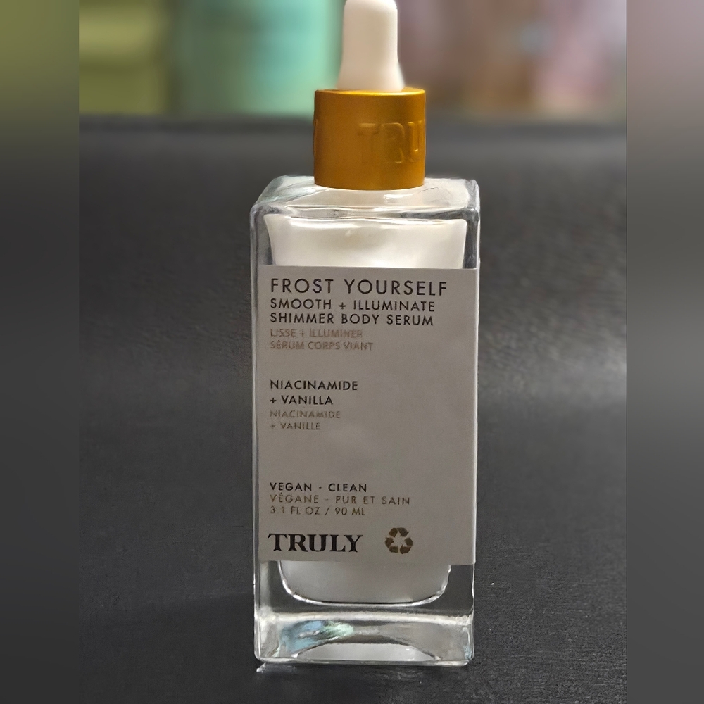 🎁Truly Frost Yourself Smooth and Illuminate Shimmer Body Serum -90ml